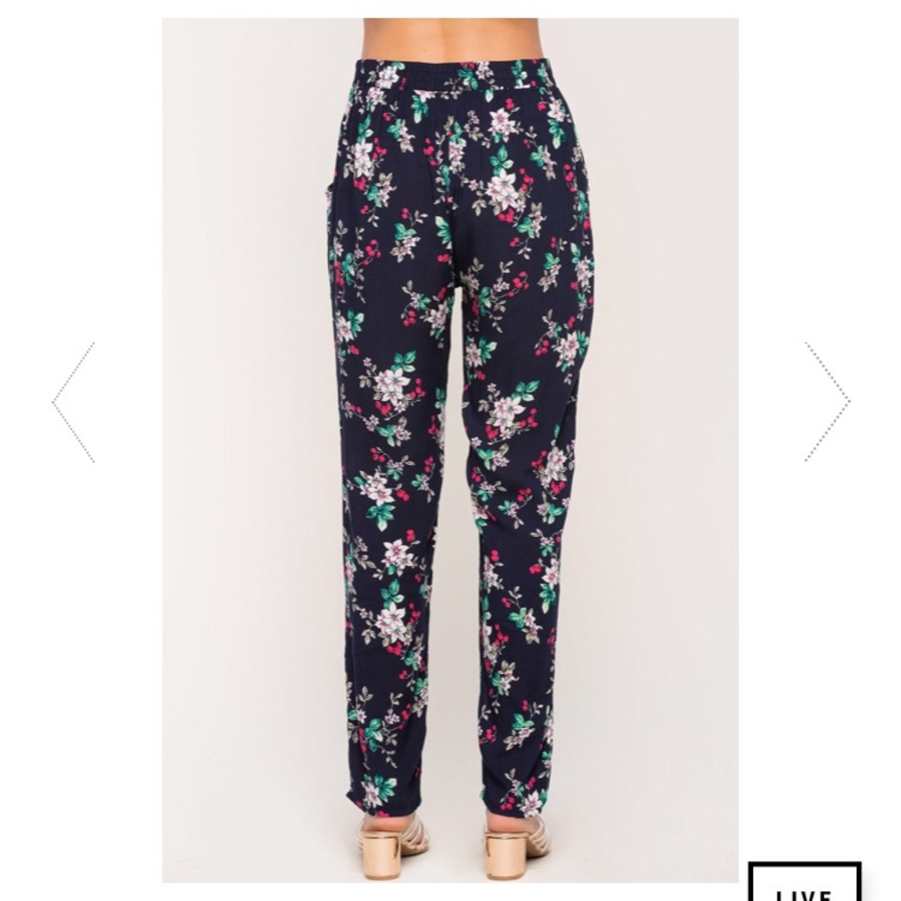 ❌❌❌SOLD❌❌❌Navy Floral pants - Picture 3 of 6